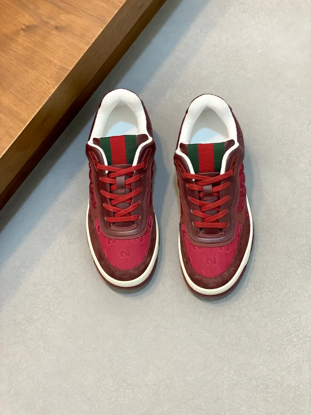 Men's Shoes 💰660 𝐆𝐮𝐜𝐜𝐢 𝐑𝐞-𝐖𝐞𝐛 As the first sneaker created by Sabato De Sarno for Gucci, the Re-Web series reinterprets the brand's classic stripes and sets off the modern silhouette design with bold and unique details. These shoes are crafted from white leather. This new sneaker is ingeniously decorated with many of the brand's classic details, and is equipped with a bright red and green webbing tongue, which will make people fall in love at first sight. White leather treated with a special process for softness and luster, with an embossed grainy texture. Script Gucci logo and interlocking G web label with Interlocking G and script Gucci logo. Rubber outsole with interlocking G detail eyelets. Web tongue. Size: 39-44 (customized for sizes 38 and 45)